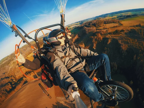 Běží Paraglidingový Tandemový Let Nabírající Selfie Akční Kamerou — Stock fotografie