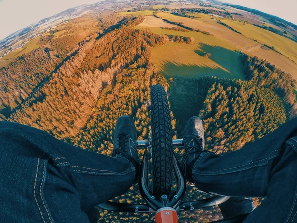 Běží Paraglidingový Tandemový Let Názor Zem — Stock fotografie