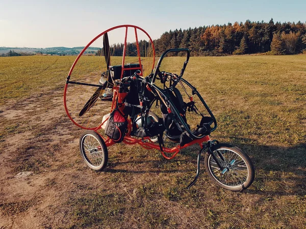 Pojazd Zasilany Paralotniarstwa Pole Zielonej Trawy Przygotowane Latania — Zdjęcie stockowe