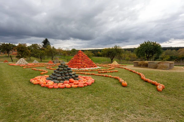 金字塔从秋天收获的南瓜安排为乐趣与颜色变动 南瓜世界万圣节假期概念 — 图库照片