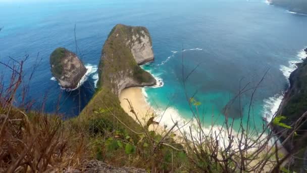 Sen pláž na ostrově Nusa Penida, Indonésie Bali — Stock video