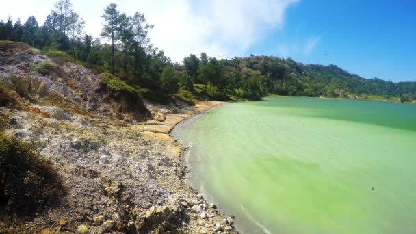 Zwavelhoudende lake - danau linow Indonesië — Stockvideo