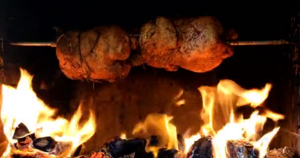 Trois Poulet Rôti Sur Une Broche Dans Barbecue Jardin — Video