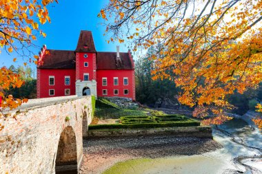 Güzel küçük kırmızı chateau Cervena Lhota, Çek Cumhuriyeti ile sonbahar sezonu kalede renk sonbahar ve gölet drene