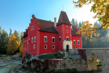 Güzel küçük kırmızı chateau Cervena Lhota, Çek Cumhuriyeti ile sonbahar sezonu kalede renk sonbahar ve gölet drene