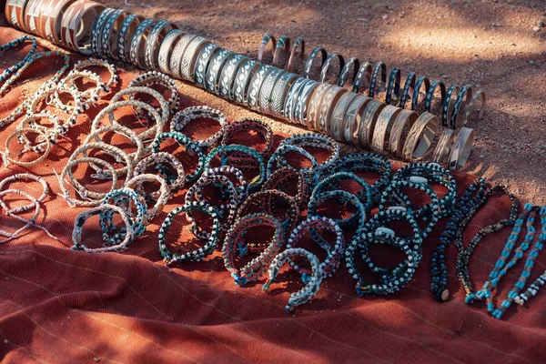 Traditionele Souvenirs Van Himba Volkeren Voor Toeristen Blootgesteld Zandige Aarde — Stockfoto