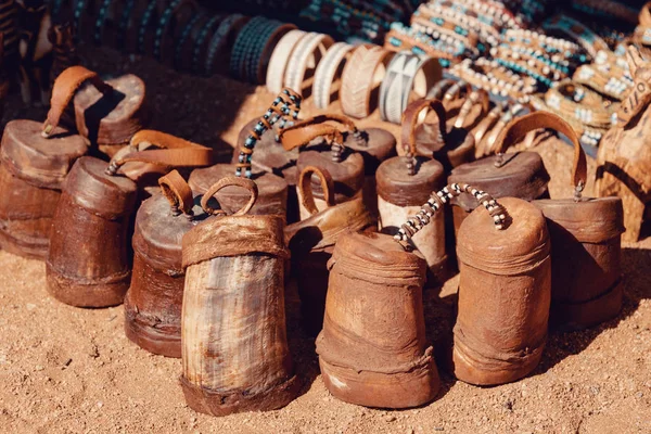 Souvenir Tradizionali Popoli Himba Turisti Esposti Sulla Terra Sabbiosa Siamo — Foto Stock