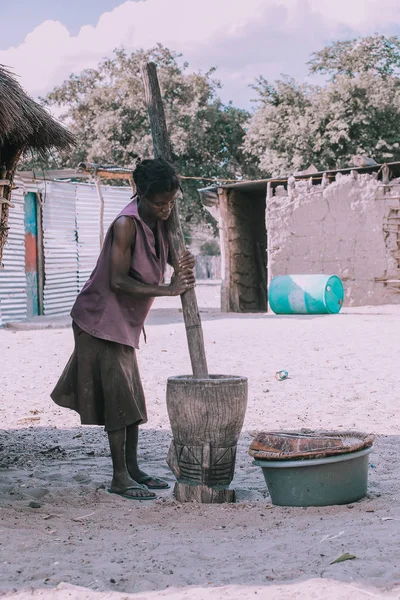 Намибия Мбейо Января Неизвестная Грязная Бедная Женщина Раздавила Пшено Городе — стоковое фото