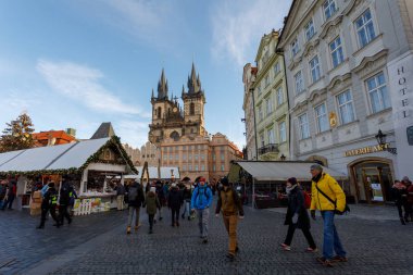 Prague, Çek Cumhuriyeti - 9 Aralık 2017: halklar ile Noel ağacı Prag Eski Şehir Meydanı ünlü advent Noel piyasada. 9 Aralık 2017 Prag, Çek Cumhuriyeti.