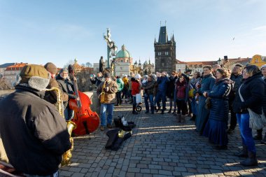 Prague, Çek Cumhuriyeti - 9 Aralık 2017: Charles Bridge uygulamasında Aralık Noel zamanı kalabalık turist ile ilk gelişi. 9 Aralık 2017 Prag, Çek Cumhuriyeti.