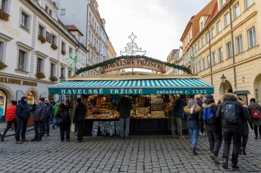 Prag - 9 Aralık: Ünlü Havel pazarda ikinci haftasında Advent Noel hediye eşya dükkânı. Pazar 1232, 9 Aralık 2017 Prag, Çek Cumhuriyeti için beri sürekli açık olmuştur.