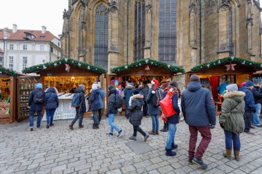 Prague, Çek Cumhuriyeti - 9 Aralık 2017: halklar st. Vitus Katedrali Meydanı ile Noel ağacı Prag ünlü advent Noel piyasada. 9 Aralık 2017 Prag, Çek Cumhuriyeti.