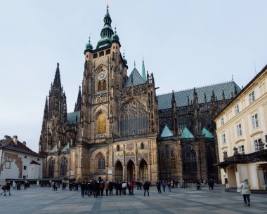Saint Vitus Katedrali, Prague, Çek Cumhuriyeti - 9 Aralık 2017: turist. Bu katedral ülkenin en büyük ve en önemli kilisedir. 9 Aralık 2017 Prag, Çek Cumhuriyeti.