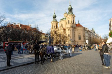 Prague, Çek Cumhuriyeti - 9 Aralık 2017: beyaz at at arabası bekliyor turistler üzerinde Noel Eski Şehir Meydanı, Prag, Çek Cumhuriyeti., 9 Aralık 2017 hitched Prag, Çek Cumhuriyeti.