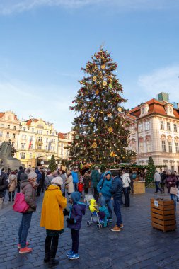 Prague, Çek Cumhuriyeti - 9 Aralık 2017: halklar ile Noel ağacı Prag Eski Şehir Meydanı ünlü advent Noel piyasada. 9 Aralık 2017 Prag, Çek Cumhuriyeti.