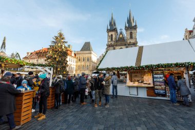 Prague, Çek Cumhuriyeti - 9 Aralık 2017: halklar ile Noel ağacı Prag Eski Şehir Meydanı ünlü advent Noel piyasada. 9 Aralık 2017 Prag, Çek Cumhuriyeti.