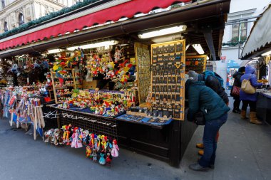 Prague, Çek Cumhuriyeti - 9 Aralık 2017: ünlü Havel pazarda ikinci haftasında Advent Noel hediye eşya dükkânı. Pazar 1232, 9 Aralık 2017 Prag, Çek Cumhuriyeti için beri sürekli açık olmuştur.