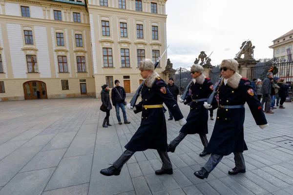 プラハ チェコ共和国 2017 城ガードはプラハの城の警備員の変更 2017 日プラハ チェコ共和国 — ストック写真