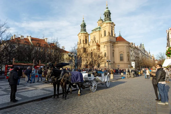 Prague Tsjechië December 2017 Witte Paarden Gespannen Aan Paard Wagen — Stockfoto