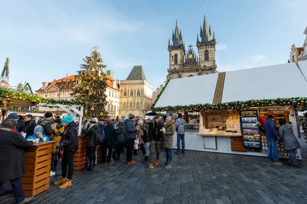 Prague, Çek Cumhuriyeti - 9 Aralık 2017: halklar ile Noel ağacı Prag Eski Şehir Meydanı ünlü advent Noel piyasada. 9 Aralık 2017 Prag, Çek Cumhuriyeti.