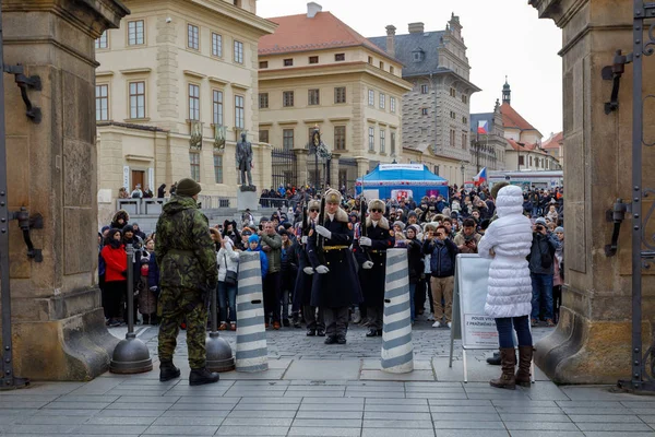 プラハ チェコ共和国 2017 城ガードはプラハの城の警備員の変更 2017 日プラハ チェコ共和国 — ストック写真