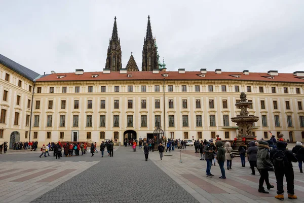 Prag Tjeckien December 2017 Turister Framför Slottet Prag Grund Terrorism — Stockfoto