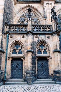 Prag Czech Cumhuriyeti 'nin Prag şatosu avlusundaki ünlü tarihi St. Vitus katedralinin kapısı