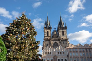 Aralık 'ta Prag' daki Old Town Meydanı 'nda Tyn' dan önce Meryem Kilisesi 'nin Noel ağacı ve kuleleri.