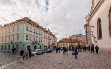 Prague, Çek Cumhuriyeti - 8 Aralık 2018: halklar ile Noel ağacı Prag'da Bethlehem Meydanı. Prag gelen turist ile çok popüler bir yer. 8 Aralık 2018 Prag, Çek Cumhuriyeti.