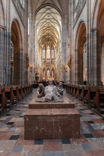 Prag 'ın Gotik mücevherinin içi, Prag Kalesi' ndeki St. Vitus Katedrali. Çek Cumhuriyeti 'nin en önemli katedrali.
