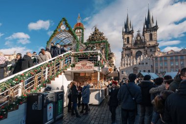 Prague, Çek Cumhuriyeti - 8 Aralık 2018: halklar ile Noel ağacı Prag Eski Şehir Meydanı ünlü advent Noel piyasada. Prag gelen turist ile çok popüler bir yer. 8 Aralık 2018 Prag, Çek Cumhuriyeti.
