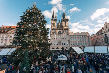 Prague, Çek Cumhuriyeti - 8 Aralık 2018: halklar ile Noel ağacı Prag Eski Şehir Meydanı ünlü advent Noel piyasada. Prag gelen turist ile çok popüler bir yer. 8 Aralık 2018 Prag, Çek Cumhuriyeti.