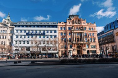 Prague, Çek Cumhuriyeti - 8 Aralık 2018: tarihi binalarda Advent Noel zamanda Wenceslas Meydanı. 9 Aralık 2017 Prag, Çek Cumhuriyeti.