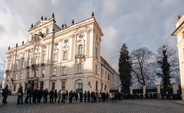 Praga Republika Czeska Grudnia 2018 Kolejki Tłumy Turystów Przed Zamkiem — Zdjęcie stockowe