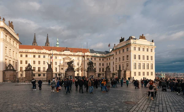 Prague Czech Republic December 2018 Tourists Crowds Front Prague Castle — Stock Photo, Image