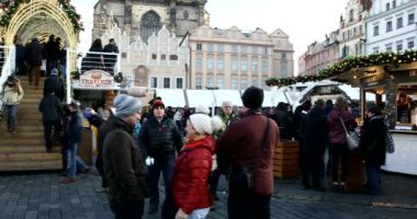 Prague, Çek Cumhuriyeti - 9 Aralık 2017: halklar ile Noel ağacı Prag Eski Şehir Meydanı ünlü advent Noel piyasada. 9 Aralık 2017 Prag, Çek Cumhuriyeti.