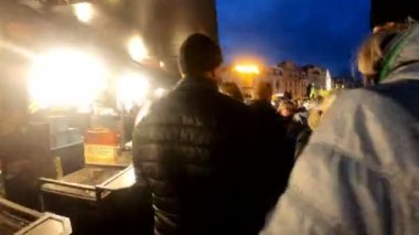 Prague, Çek Cumhuriyeti - 8 Aralık 2018: halklar piyasadaki ünlü advent Noel akşam Eski Şehir Meydanı, Noel ağacı Prag ile. 8 Aralık 2018 Prag, Çek Cumhuriyeti.