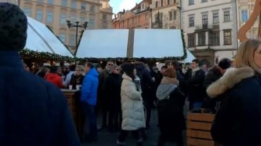 Prague, Çek Cumhuriyeti - 8 Aralık 2018: halklar ile Noel ağacı Prag Eski Şehir Meydanı ünlü advent Noel piyasada. Prag gelen turist ile çok popüler bir yer. 8 Aralık 2018 Prag, Çek Cumhuriyeti.