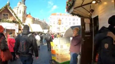 Prague, Çek Cumhuriyeti - 8 Aralık 2018: halklar ile Noel ağacı Prag Eski Şehir Meydanı ünlü advent Noel piyasada. Prag gelen turist ile çok popüler bir yer. 8 Aralık 2018 Prag, Çek Cumhuriyeti.