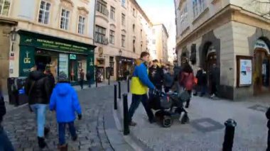 Prague, Çek Cumhuriyeti - 8 Aralık 2018: Advent Noel zamanında Prag cadde kalabalık turist ile. 8 Aralık 2018 Prag, Çek Cumhuriyeti.