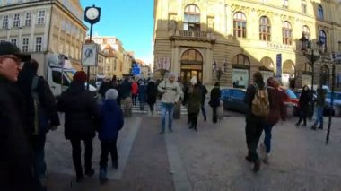 Prague, Çek Cumhuriyeti - 8 Aralık 2018: Advent Noel zamanında Prag cadde kalabalık turist ile. 8 Aralık 2018 Prag, Çek Cumhuriyeti.