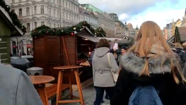 捷克布拉格 2018年12月8日 人们在瓦茨拉夫广场上的著名圣诞市场上 带着圣诞树 2018年12月8日捷克共和国布拉格 — 图库视频影像