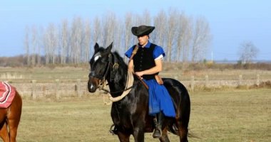 Hortogagy, Macaristan, Kasım, 04. 2018: halk geleneksel Macar csikos kılık, takılı at-çoban Macaristan. Csikos geleneği Macar puszta ile yakından ilişkilidir. 04 Kasım. 2018, Hortobagy, Macaristan