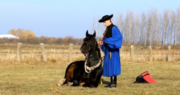 Hortogagy Hongarije November 2018 Hongaarse Csikos Traditionele Folk Kostuum Bereden — Stockvideo