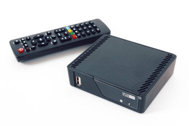 Uzaktan kumanda üzerinde beyaz, akıllı Tv aksesuar izole ile Android televizyon koymak tepe kutu alıcı