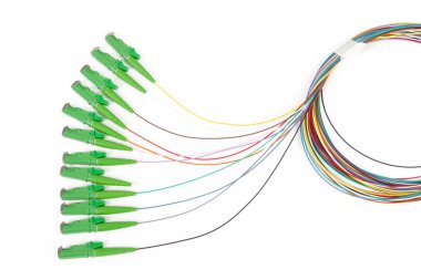 yama kablosu jumper ile yeşil fiber optik bağlamak beyaz arka plan üzerinde izole dışarı tek mod fan