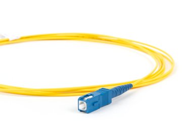 Fiber optik tek mod küçük form faktörü Sc yama kablosu jumper ile mavi bağlamak beyaz arka plan üzerinde izole