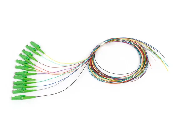 单模式风扇出接线线跳线与绿色光纤连接器隔离在白色背景上 — 图库照片