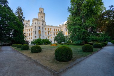 Çek Cumhuriyeti 'nin en güzel kalelerinden biri olan güzel beyaz Rönesans Şatosu' nun arka manzarası.