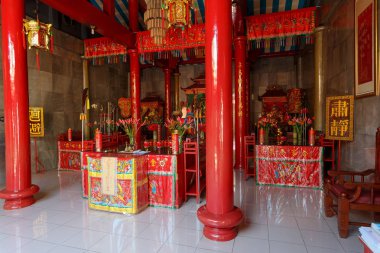 Manado, Endonezya - 4 Ağustos 2015: 1819 yılında kurulan Manado 'daki en eski tapınaklardan biri olan Klenteng Kwan Kong Tapınağı' ndaki tapınak.